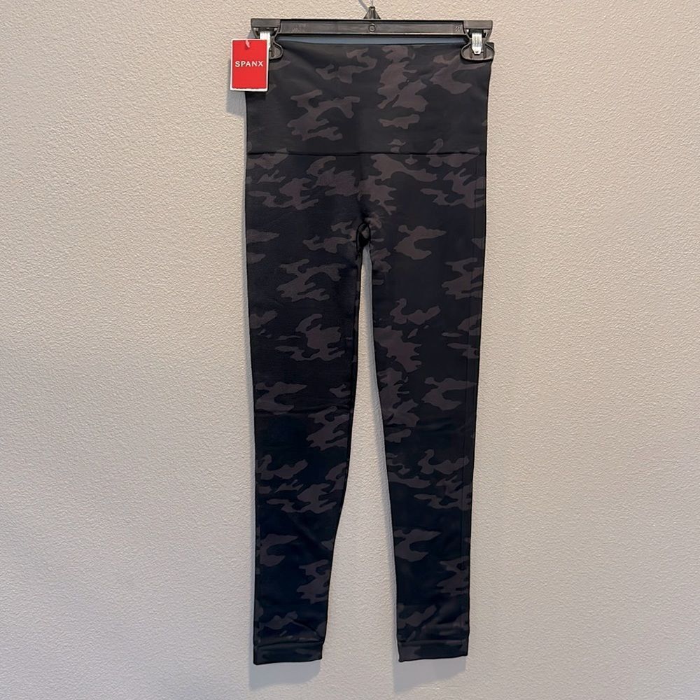 Spanx Camo Leggings‎ Sz M NWT Black Camo
